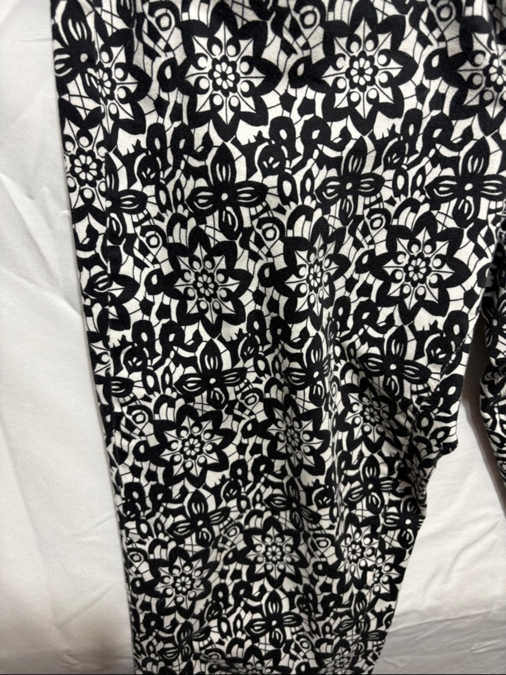 Madison Black & White Floral-Print Capris - Picture 3 of 7